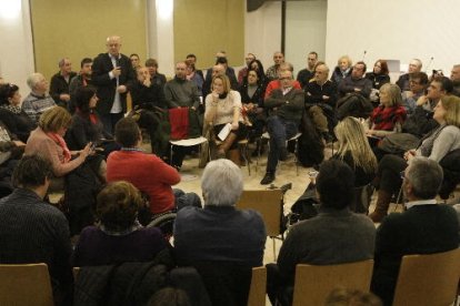 Un centenar de persones van omplir la sala Alfred Perenya per escoltar Elorza i Cantera.