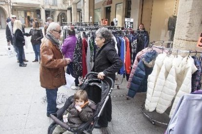 Estands frente a los comercios en el mercado de rebajas de Tàrrega.