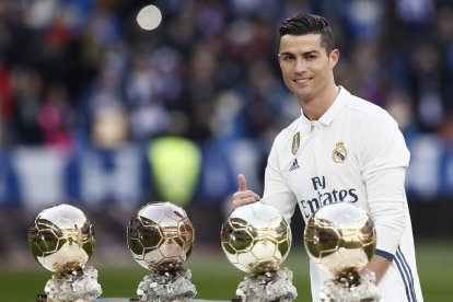 Cristiano Ronaldo ofreció ayer a la afición madridista sus cuatro Balones de Oro.