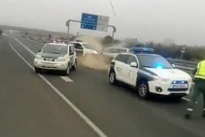 Momento del impacto del coche contra la Guardia Civil.