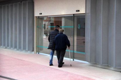 Un usuario  del centro de día, entrando ayer por la mañana a la nueva residencia.