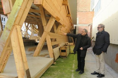 Imagen de la estructura de madera que habilitó la firma Desigual.