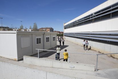 Uno de los barracones instalados en el Instituto de Guissona.