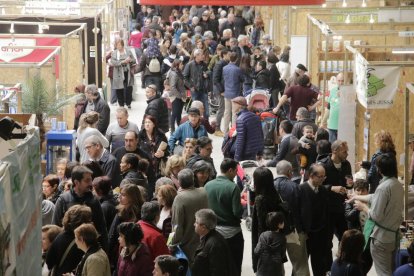 Numeroso público ayer en Fira Natura de Lleida (izquierda), que acogió en su exterior un espacio para promover la adopción de animales de compañía (derecha).