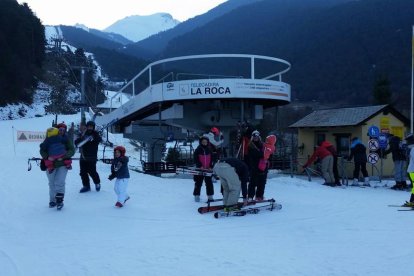 Esquiadores grandes y pequeños disfrutando ayer de las pistas abiertas en la estación de Espot.