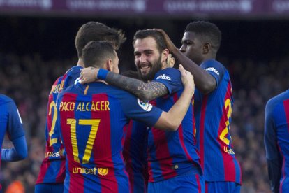 Aleix Vidal és felicitat després de marcar el tercer gol que tancava la golejada als bascos.