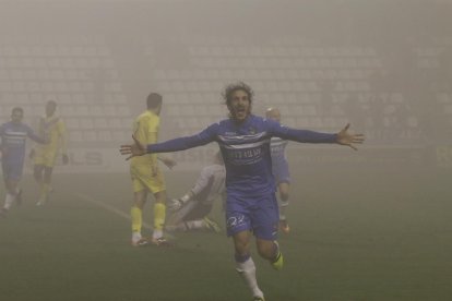 Fran Moreno celebra el gol que anotó ayer en el Camp d’Esports y que suponía el 3-1 para los leridanos. 