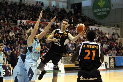 Leo Demetrio, que estuvo un tanto irregular, asiste a Papa Mbaye ante la presión de Stainbrook.