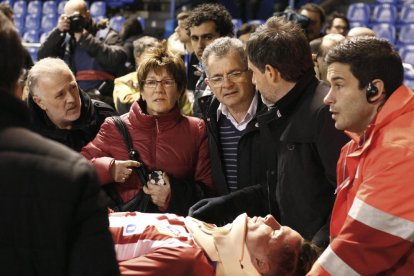 El delantero del Atlético de Madrid, Fernando Torres, retirado en camilla tras sufrir el golpe y quedar incosciente.