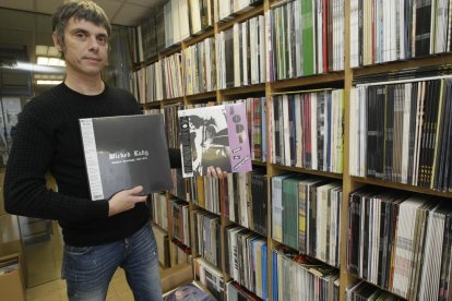 Toni Gorgues, a les instal·lacions de Guerssen, on poden trobar-se al voltant de 50.000 exemplars de vinils.