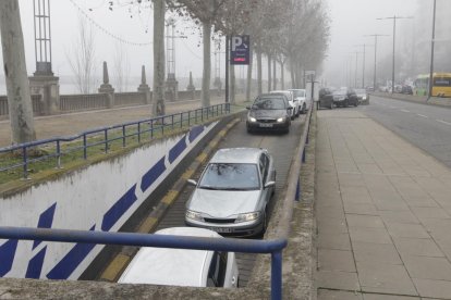 Coches entrando ayer en el parking de Blondel, que por la mañana estaba completo.