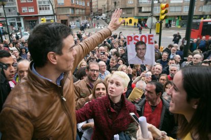 Sánchez saluda a simpatizantes del PSOE, ayer en Zaragoza.