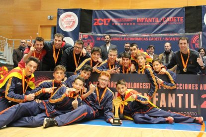 Rubín de Celis y Adrián García, tumbados junto al trofeo de campeones y sus compañeros del equipo.