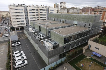 Vista del CAP de Onze de Setembre con los equipos de climatización adosados al edificio.