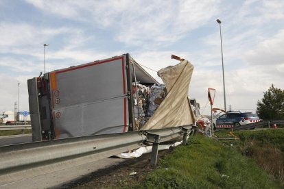 El camió accidentat a la rotonda de la variant sud.