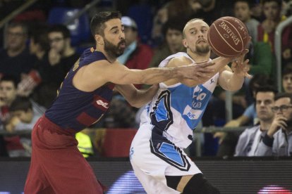 Juan Carlos Navarro disputa un balón con Deividas Dulkys, jugador del Obradoiro.