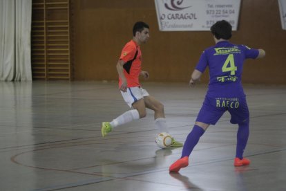 Una acción del derbi leridano disputado ayer.