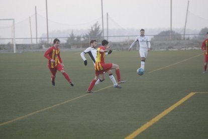 Un jugador del Borges y uno del Palau d’Anglesola pugnan por el control del esférico.