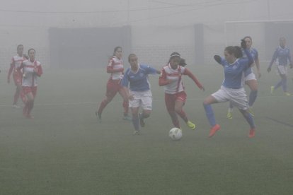 Una jugadora del AEM intenta frenar el avance de una rival.