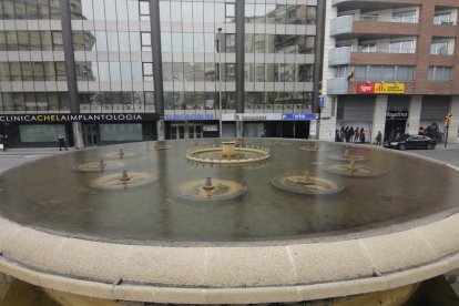 La font de l’avinguda Catalunya de Lleida, congelada.