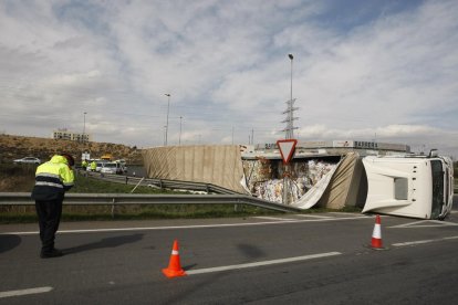 Bolca un camió a la rotonda que uneix l’N-240 amb la variant sud