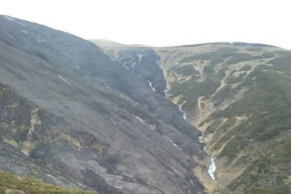 Imatge del flanc dret de l’incendi de Garòs.