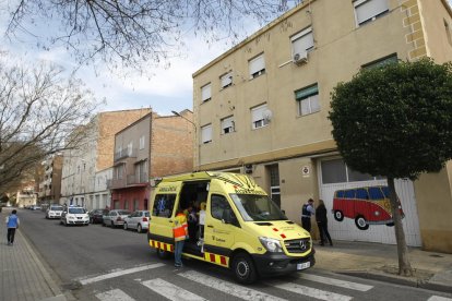 Grave un bebé al precipitarse desde un rimer piso