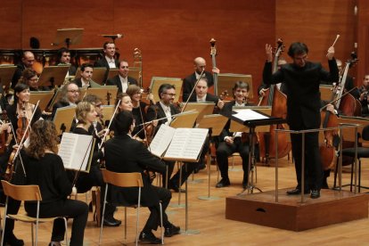 El director de la Julià Carbonell, Alfons Reverté, saluda al público en un momento del concierto. 