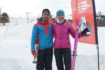 Kilian Jornet i Clàudia Galícia, amb els trofeus de campions.