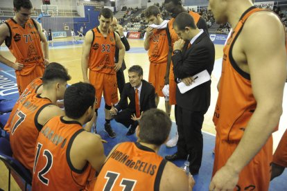 Borja Comenge, entrenador de l’Actel Lleida, dóna instruccions als seus jugadors durant el partit d’ahir.