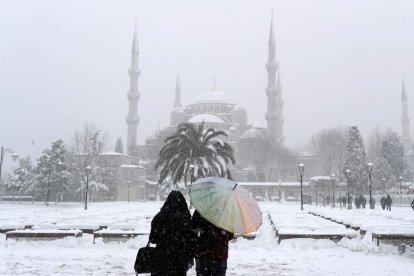 La mayor nevada en siete años dejó ayer Estambul casi paralizada.