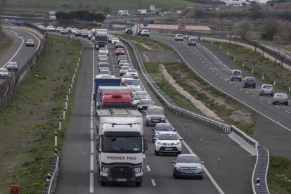 Cues a l'autovia en una imatge d'arxiu.