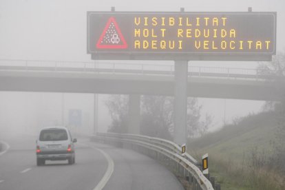 La visibilidad en la autopista no pasó durante todo el día de 150 metros de distancia.