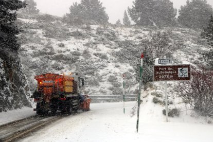 Una máquina quitanieves trabajando en retirar la nieve en la C-28 en el puerto de la Bonaigua.