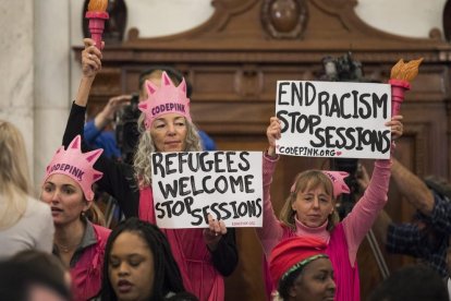 Manifestantes interrumpen la sesión de Sessions en el Senado.