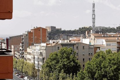 Imagen de la gran antena de Telefónica junto a la Rambla d’Aragó.