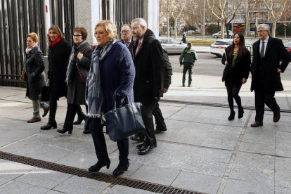 Representantes de los familiares de las víctimas del Yak-42 a su entrada ayer al ministerio de Defensa.