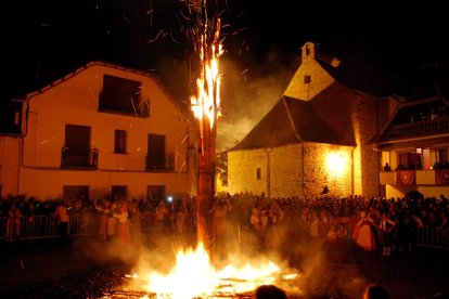 Una imatge d’Eth Haro de Les, una de les falles araneses, al costat d’Eth Taro d’Arties.