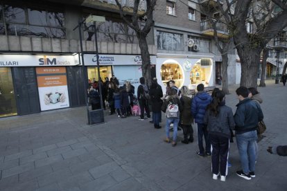 La cua que es va formar ahir a la tarda davant de l’oficina de la concessionària d’autobusos.