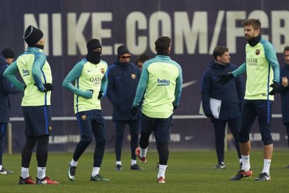 Gerard Piqué conversa con varios compañeros ayer durante el entrenamiento.