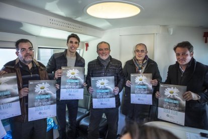 Àlex Màrquez y Emili Alzamora, junto a Joan Reñé en el Bus de la Salut que promueve la Diputación.