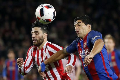 Luis Suárez, autor del primer gol del partit, disputa una pilota amb Eneko Bóveda.