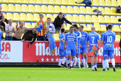 Els jugadors del Lleida celebren la victòria amb aficionats lleidatans.