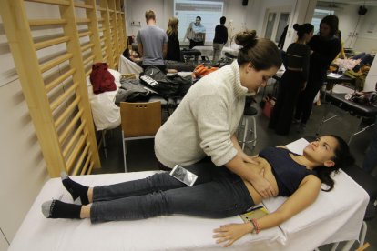 Alumnos de Fisioterapia de la UdL, ayer en una clase práctica.