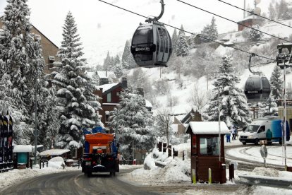 Una màquina llevaneu neteja la calçada a l’entorn de Baqueira.