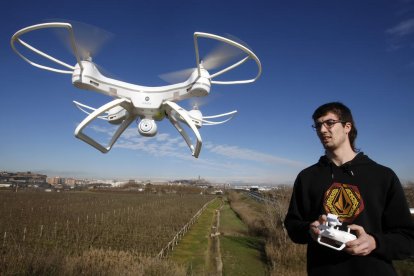 Un leridano ayer con un dron.