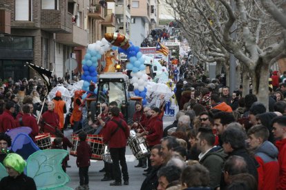 Los vecinos de Almacelles y localidades vecinas acudieron en masa a ver el desfile de las carrozas y las comparsas. 