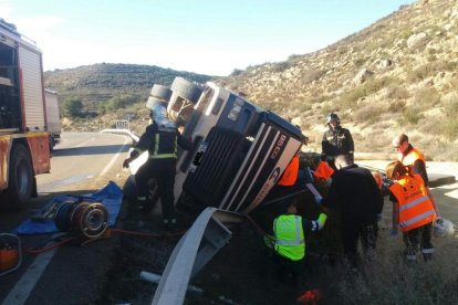 A l’esquerra, els serveis d’emergències treballant en l’accident. A la dreta, Alberto Menén.