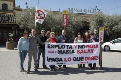 Protesta de trabajadores ante el restaurante el pasado abril.