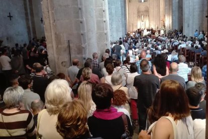 La catedral de Santa Maria de La Seu d’Urgell quedó pequeña y muchas personas tuvieron que quedarse fuera en la calle.